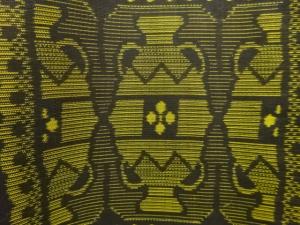 アンティーク　陶器に花唐草模様織り出し本場泥大島紬着物